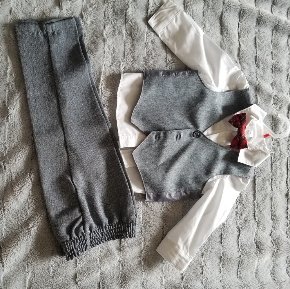Never worn 2T suit set and bow tie